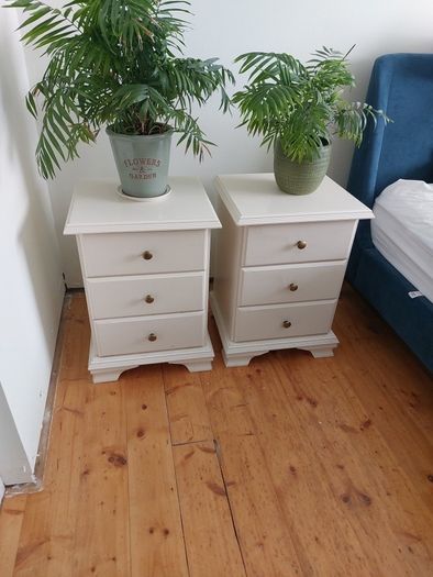 2 bedside lockers