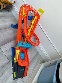 Hot wheels racing track