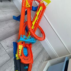 Hot wheels racing track