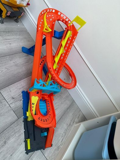 Hot wheels racing track