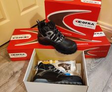 Safety Boots uk 5 new in the box, never used