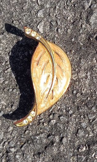 Vintage jewelry is sold individually for 5 to 10 euros