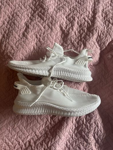 Brand new Ultra light white runners size UK8 EU42 Postage included