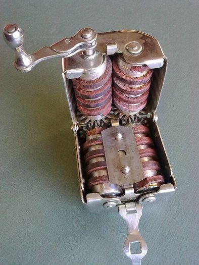 The Spiro Automatic Stropper for Gillette Type Blades.