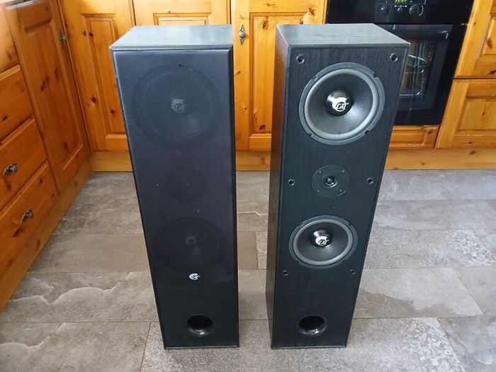 Hi fi speakers