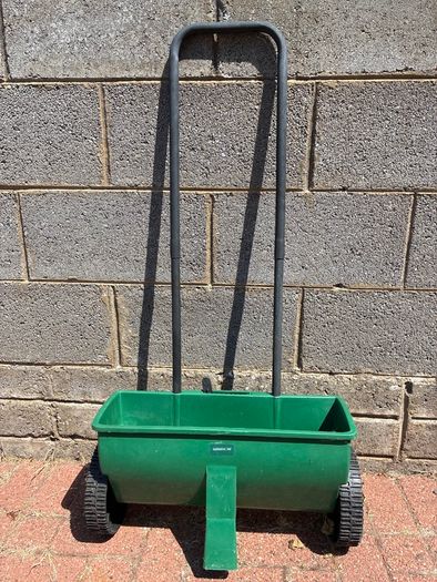 Lawn Fertiliser Spreader