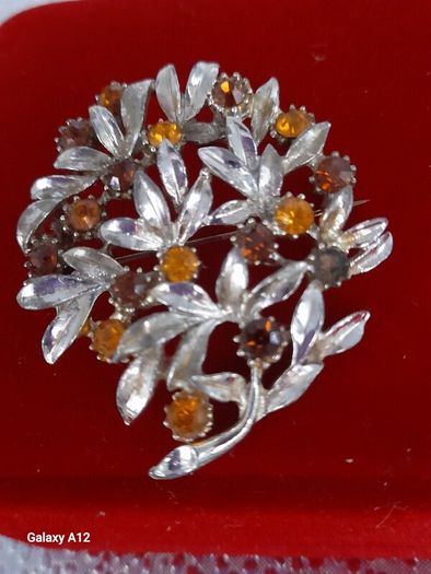 Brooch vintage rhinestone