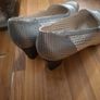 Silver low heeled pumps Image 4