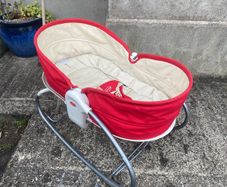 Vibrating, swinging Moses basket