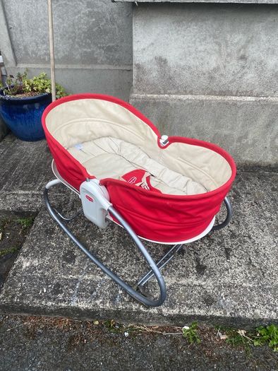 Vibrating, swinging Moses basket