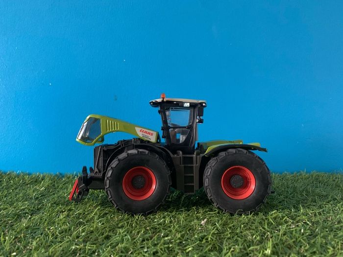 Model tractors