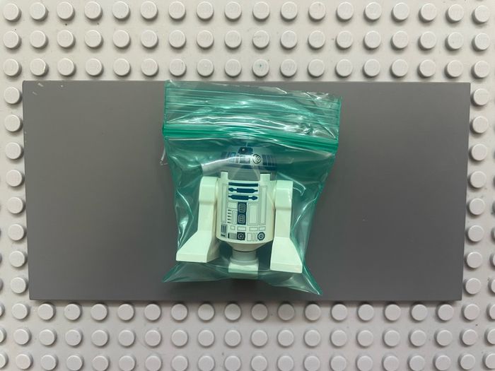 lego Star Wars sw1085 Astromech Droid, R2-D2 minifigure - Flat Silver Head, Dark Pink Dots and Large Receptor