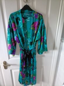 Floral satin robe size XS 6/8