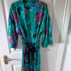 Floral satin robe size XS 6/8