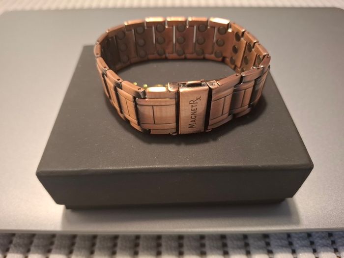 Copper bracelet with magnets - New In Box