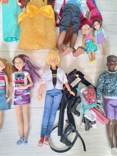 barbie house + dolls + accessories