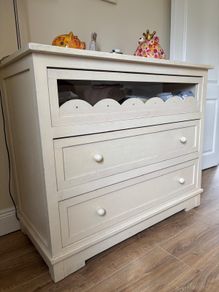 chest of three drawers