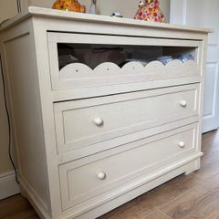 chest of three drawers