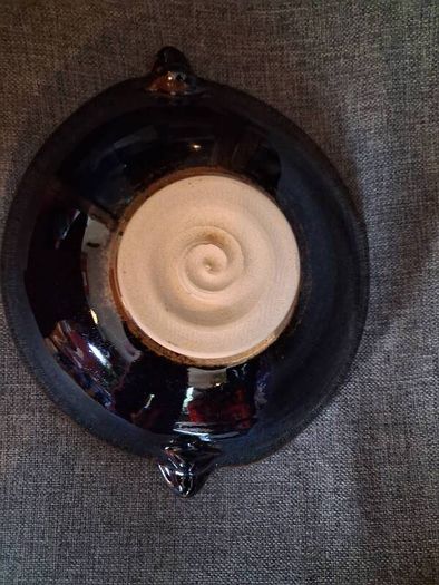 Colm de Ris, Large footed pottery bowl