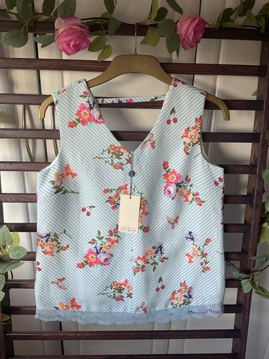 top Bnwt Yumi blue floral v front top lace detail