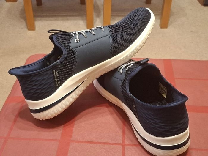 SKECHERS Slip-Ins - Size 9 - Excellent - As NEW