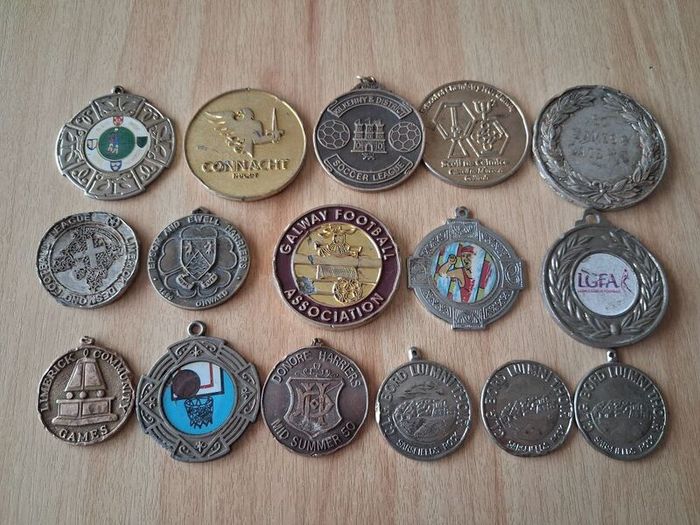 Lot of 16 medals