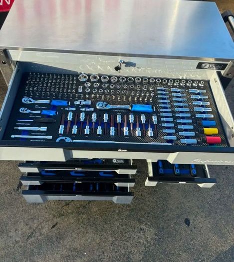 Brand New 12 Drawer Tool Chest Full Of Tools