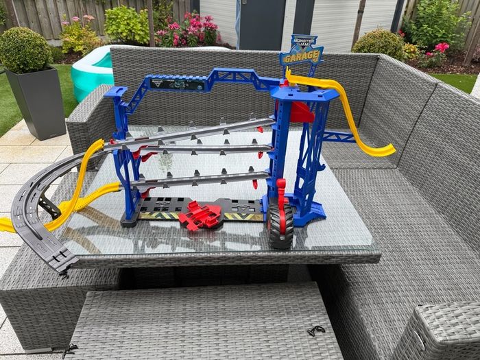 Monster Jam Garage Playset