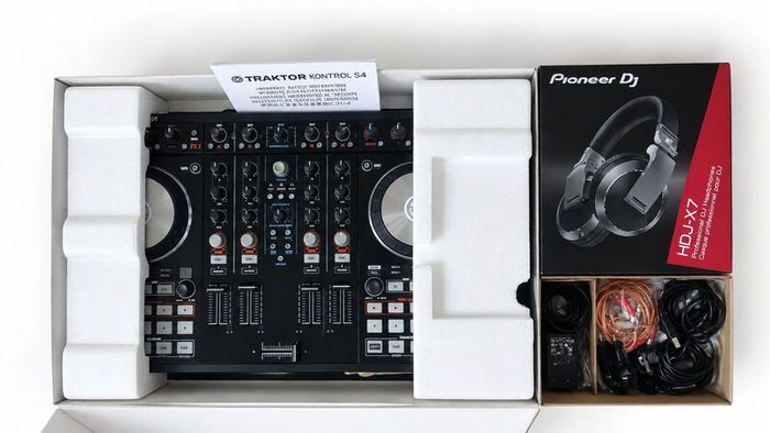 Native Instruments Traktor Kontrol S4 MK2 &Headset