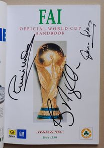Rare Ireland football autographed book Italia 90