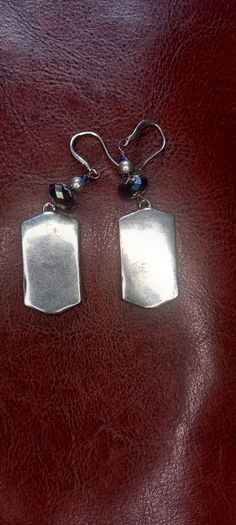 Vintage jewelry is sold individually for 5 to 10 euros