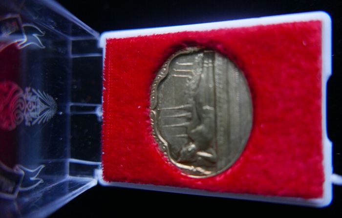 1987 Reclining Buddha Wat Pho King Rama IX 60th Birthday UNC Brass Medal Amulet in original box