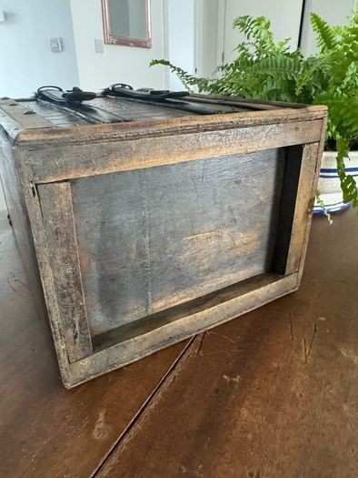 Vintage-style wooden wine gift box
