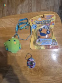 tamagotchi bundle - 1 handheld + 2 cases