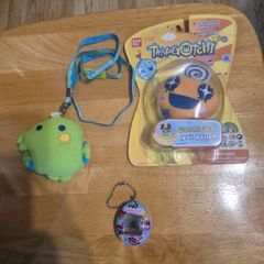 tamagotchi bundle - 1 handheld + 2 cases