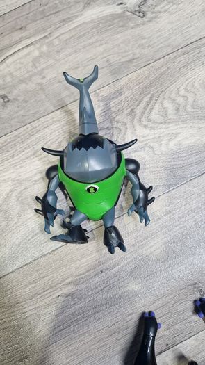 Big deluxe Ben 10 figures