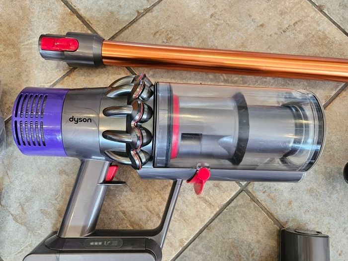 Dyson v10 absolute