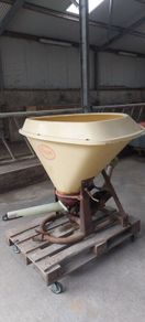 Vicon fertiliser spreader