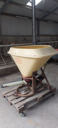 Vicon fertiliser spreader