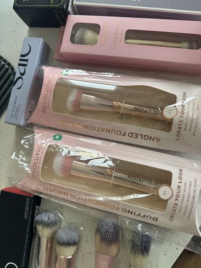 Face makeup brushes