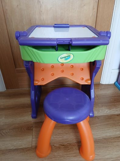 Kids crayola art desk