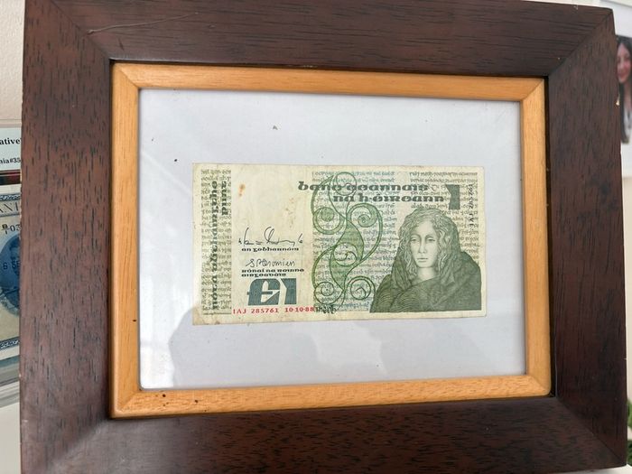 1 pound note in a frame