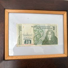 1 pound note in a frame