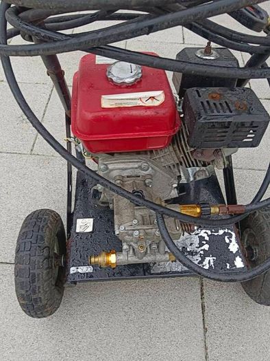 Stan Werk power washer 6.5 HP 2200 PSI in excellent working condition. Ready to use. 6 metres pressure washer hose with gun.