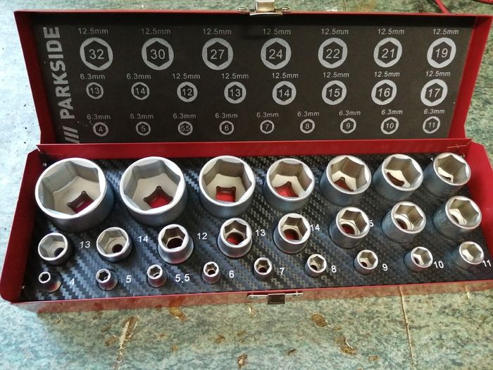 Set of Sockets in own metal case