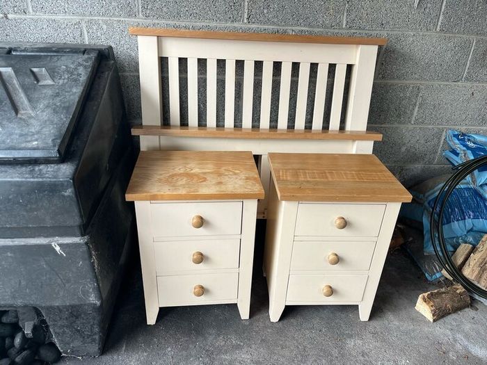 Single bed and 2 bedside lockers