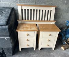 Single bed and 2 bedside lockers