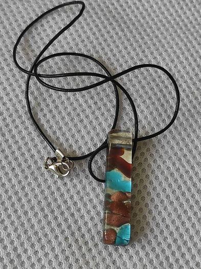 Glass pendant necklace