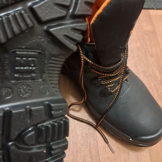 Safety boots
