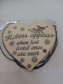 Bnwt wooden heart robin